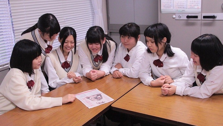 津田梅子賞受賞の新聞記事を見て喜ぶ生徒会執行部員